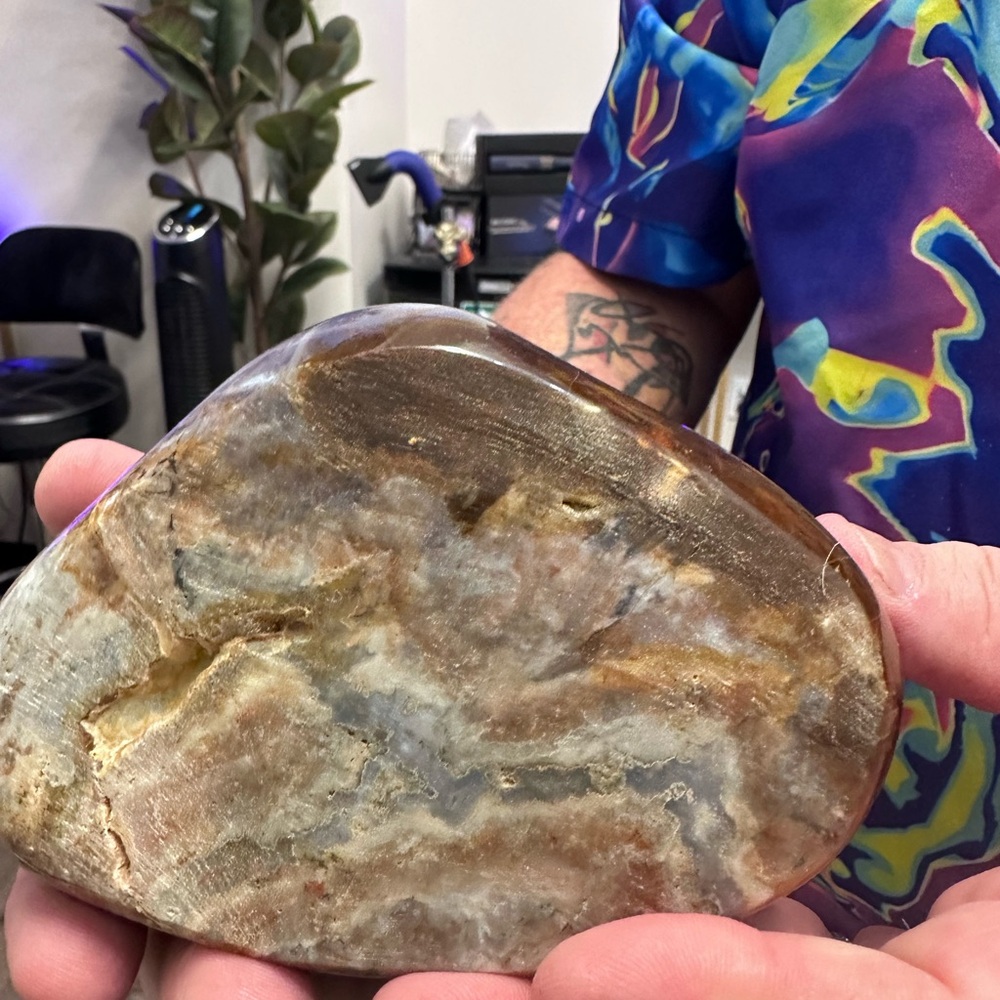 A rare Violet agate free form With druzy vugs